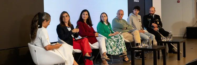 Especialistas debatem riscos do uso excessivo de ecrãs em crianças e jovens num debate promovido pela MEO